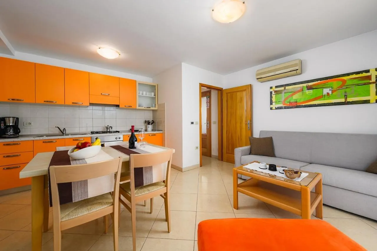 House With Apartments Dragica Umag Guest house