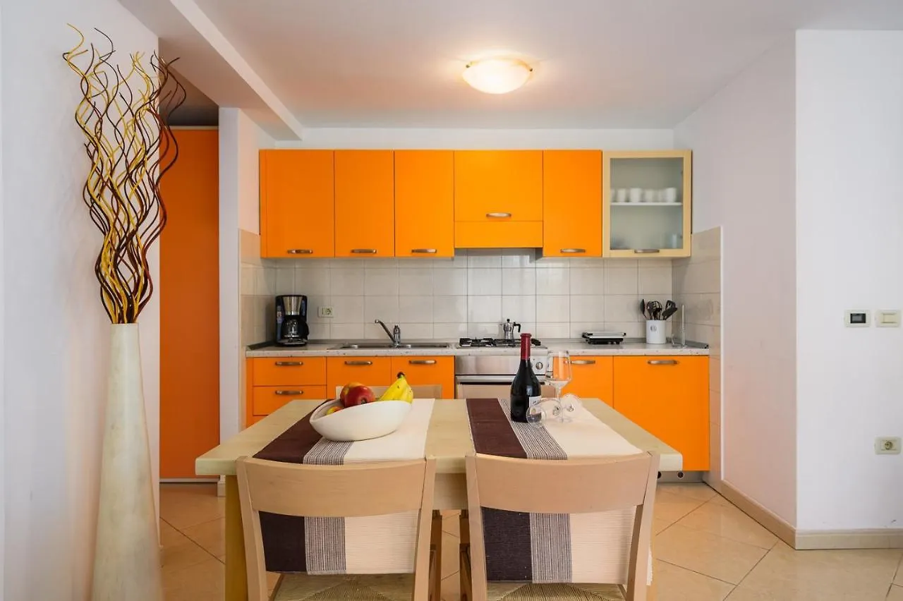 Guest house House With Apartments Dragica Umag