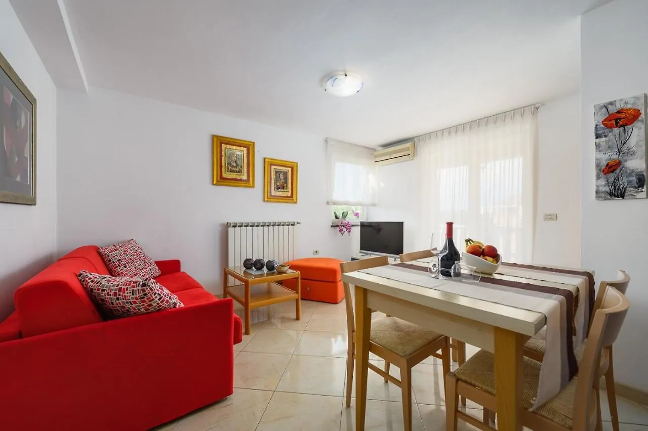 Guest house House With Apartments Dragica Umag